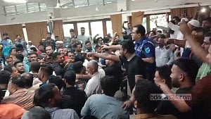 নারায়ণগঞ্জে প্রতীক বরাদ্দের সময় হাতাহাতি, ভাঙচুর