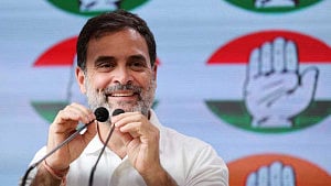 ভারতের লোকসভায় বিরোধী দলনেতা রাহুল গান্ধী, মোদীর সঙ্গে করমর্দন
