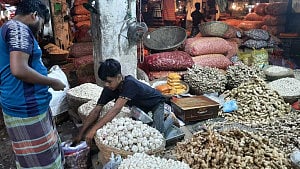 ঈদের আগে মাংস রান্নার মসলার দামের বাড় বাড়ন্ত