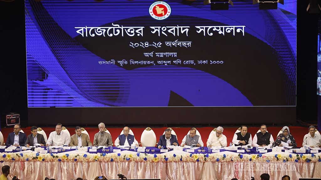 ঢাকার ওসমানি স্মৃতি মিলনায়নে শুক্রবার বাজেটোত্তর সংবাদ সম্মেলনে অর্থমন্ত্রী আবুল হাসান মাহমুদ আলীর সঙ্গে উপস্থিত মন্ত্রী-প্রতিমন্ত্রী ও সচিবরা।