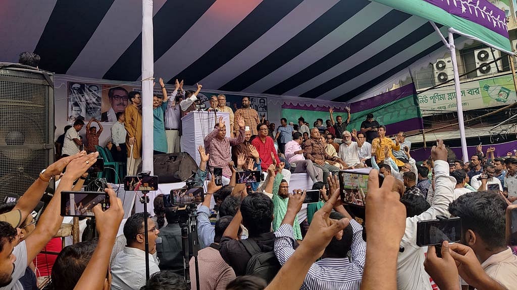 বঙ্গবন্ধু অ্যাভিনিউয়ে ঢাকা মহানগর দক্ষিণ আওয়ামী লীগের সমাবেশে দলের নেতারা।