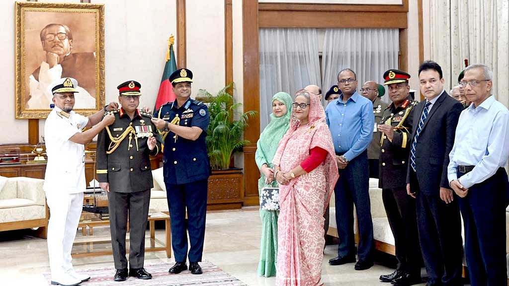 প্রধানমন্ত্রী শেখ হাসিনার উপস্থিতিতে রোববার গণভবনে নতুন সেনাপ্রধান জেনারেল ওয়াকার-উজ-জামানকে র‌্যাংক ব্যাজ পরিয়ে দেন নৌবাহিনী প্রধান অ্যাডমিরাল মোহাম্মদ নাজমুল হাসান এবং বিমানবাহিনী প্রধান এয়ার মার্শাল হাসান মাহমুদ খাঁন। ছবি: আইএসপিআর 