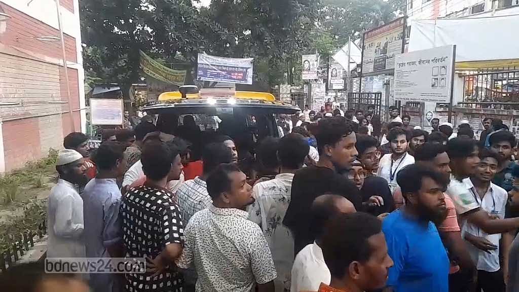 গুলিবিদ্ধ অবস্থায় আয়াজুর রহমান ইজাজকে বুধবার সন্ধ্যায় ব্রাহ্মণবাড়িয়া সদর হাসপাতালে নিয়ে আসা হয়।