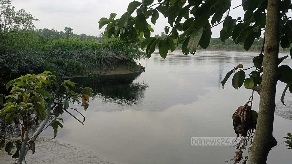 কাটাখালী খালে কালো রঙের পানি। খালের এ প্রবাহ মদুনাঘাট স্লুইসগেট এলাকায় হালদা নদীতে গিয়ে পড়ছে। চলতি মাসের শুরুতে তোলা ছবি।