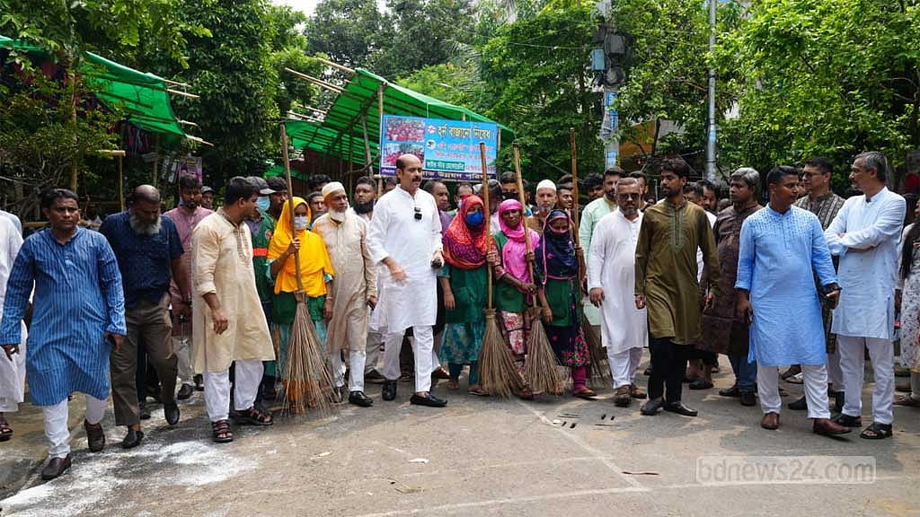 দুপুরে মিরপুরের প্যারিস রোড এলাকায় থেকে উত্তর সিটির বর্জ্য অপসারণের কার্যক্রম উদ্বোধন করেন ঢাকা উত্তর সিটির মেয়র আতিকুল ইসলাম।