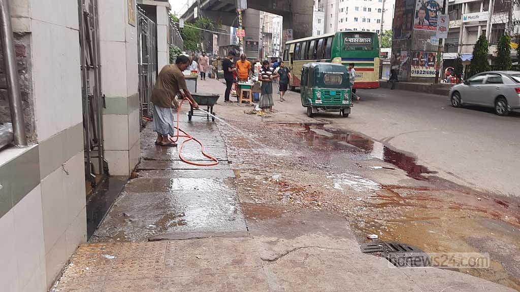 নির্ধারিত স্থানে কোরবানি দিতে উদ্বুদ্ধ করতে ব্যর্থ হয়ে এবার হাল ছেড়েছে ঢাকার দুই সিটি করপোরেশন। প্রায় সবাই কোরবানি দিয়েছেন বাড়ির সামনে। রক্ত পরিষ্কার করতে পানি দিলেও গন্ধ রয়ে গেছে।