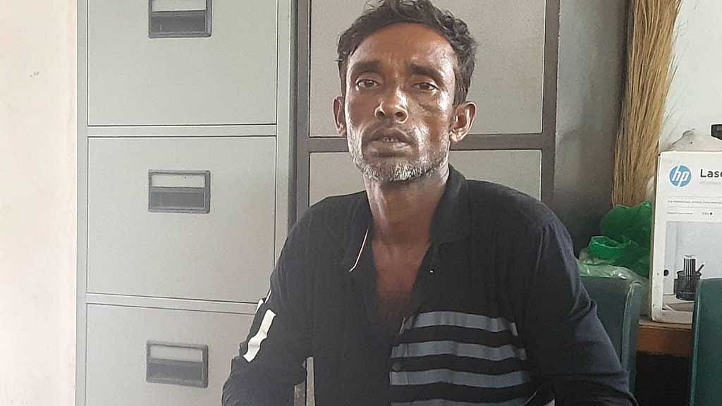 শিশুটির বাবা শরিফুল ইসলাম বলছেন, কাজে যেতে পারছেন না বলে চলতে হচ্ছে ধারকর্জ করে, বাড়ছে ঋণের বোঝা।