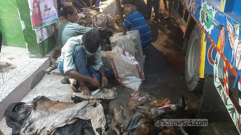 পোস্তায় ছাগলের চামড়া কেনে না আড়ত, রাস্তায় দাঁড়িয়ে একজন কিনেছেন ১০ টাকা করে। 