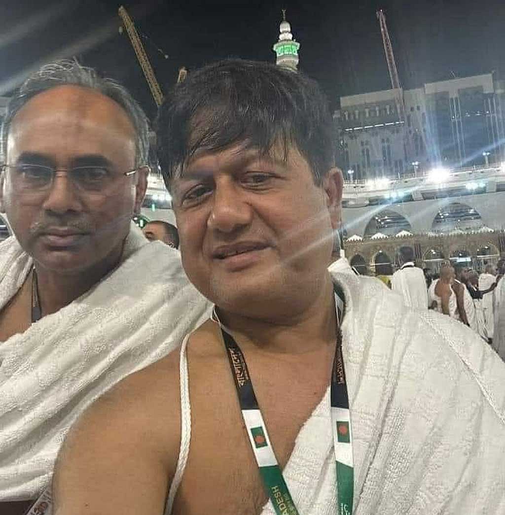 সৌদি আরবে হজে গিয়ে গভর্নর আব্দুর রউফ তালুকদারের সঙ্গে সেলফি তোলেন এনবিআর থেকে সরিয়ে দেওয়া মতিউর রহমান।