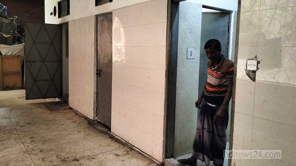 সোহরাওয়ার্দী হাসপাতালের একটা শৌচাগার কক্ষের বাইরের চিত্র।
