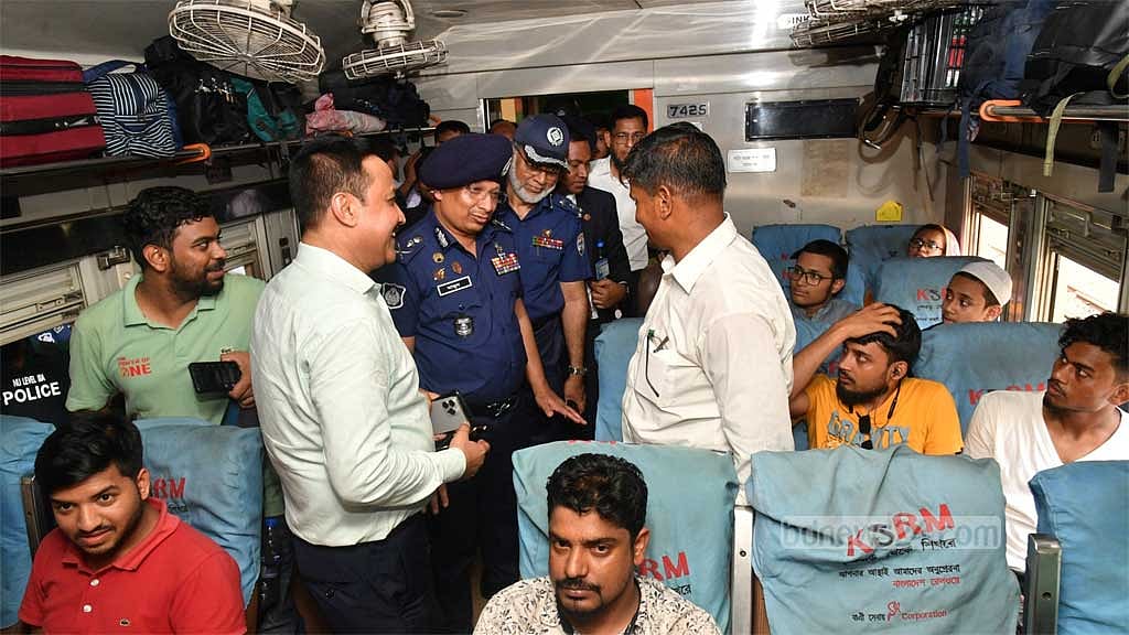কমলাপুরে ট্রেনে ঘরমুখো যাত্রীদের সঙ্গে আইজিপির মত বিনিময়।
