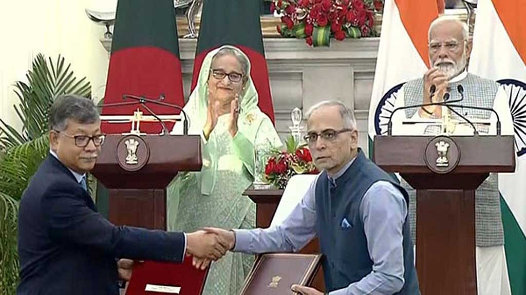 প্রধানমন্ত্রী শেখ হাসিনার ভারত সফরে শনিবার দুই দেশের মধ্যে ১০টি বিষয়ে সমঝোতা স্মারক সই হয়েছে। তবে তিস্তার পানি বণ্টনের বিষয়টি এবারও বাদ পড়ে গেছে।
