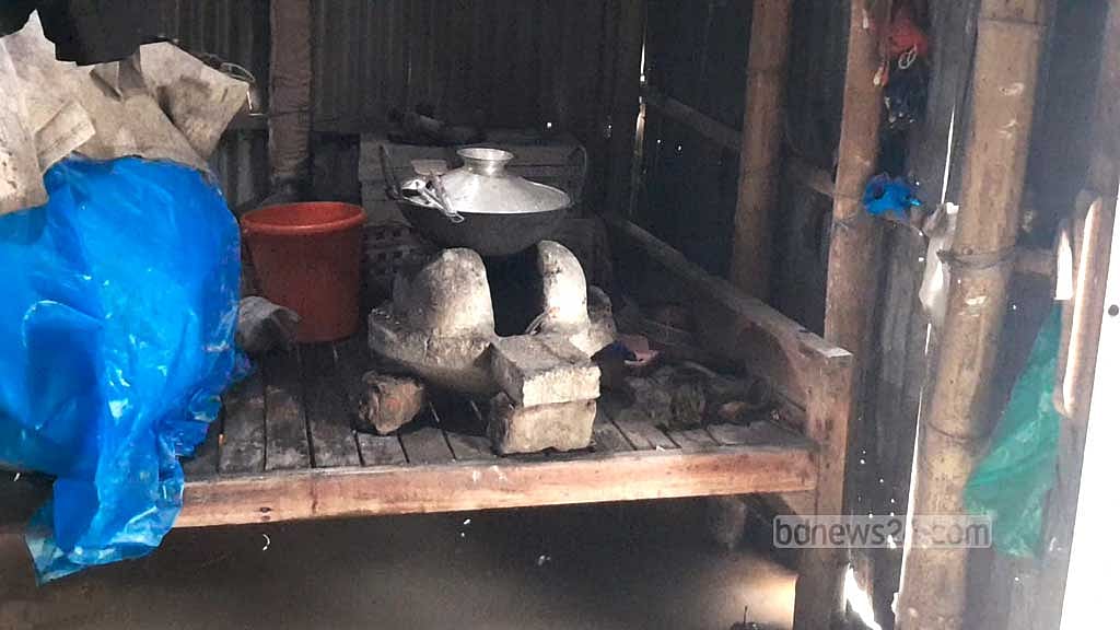 সদর উপজেলার খুঁনিয়াগাছ এলাকায় ঘরে পানি ঢুকে যাওয়ায় রান্নার কাজ সারতে হচ্ছে চৌকিতে চুলা বসিয়ে। 