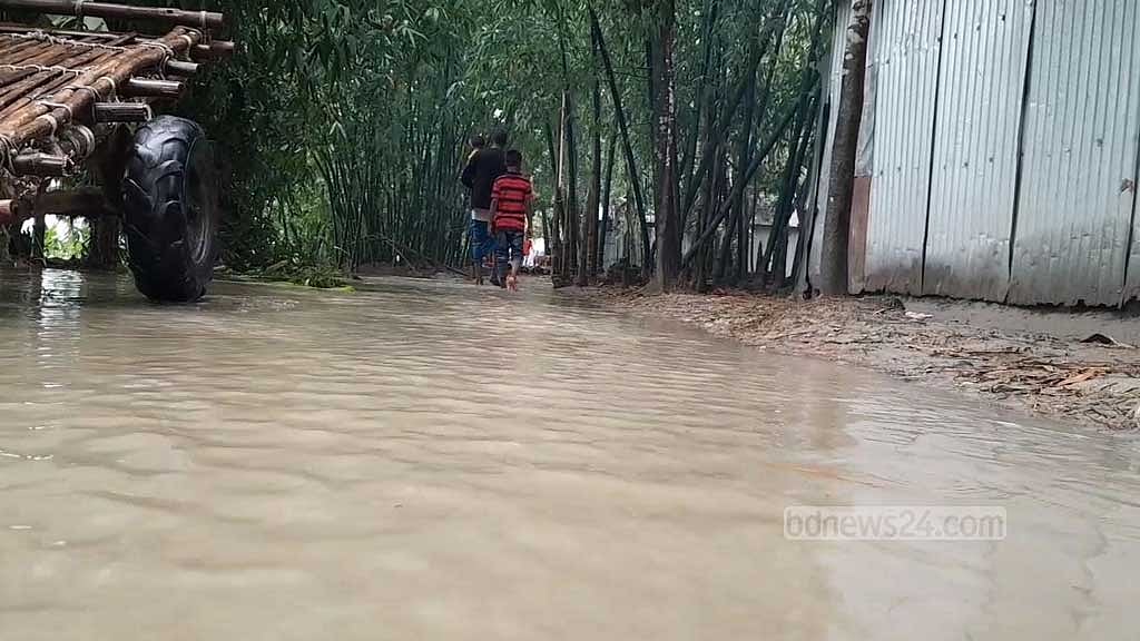  খুঁনিয়াগাছ এলাকায় পাকার মাথা এলাকায় পানিতে ডুবে গেছে গ্রামীণ সড়ক। 