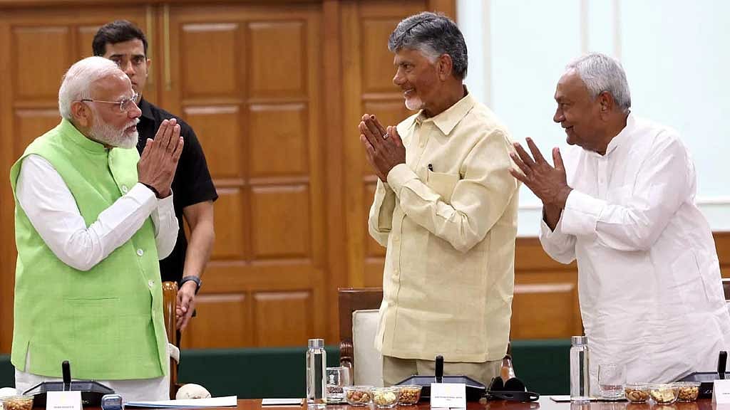 নরেন্দ্র মোদীর সঙ্গে এনডিএ জোটের শরিক নেতা চন্দ্রবাবু নাইডু ও নীতিশ কুমার।