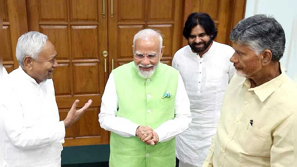 নরেন্দ্র মোদীর সঙ্গে এনডিএ জোটের শরিক নেতা চন্দ্রবাবু নাইডু ও নীতিশ কুমার।