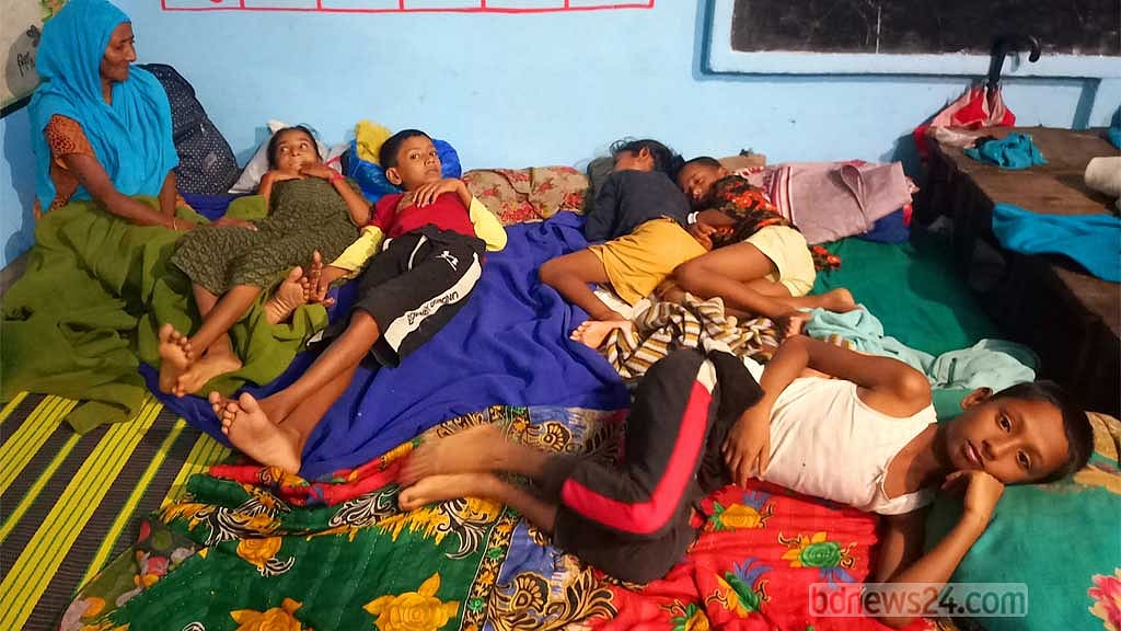 মৌলভীবাজারের বড়লেখা উপজেলার দাসের বাজার সরকারি প্রাথমিক বিদ্যালয় কেন্দ্রে আশ্রয় নেওয়া একটি পরিবার।