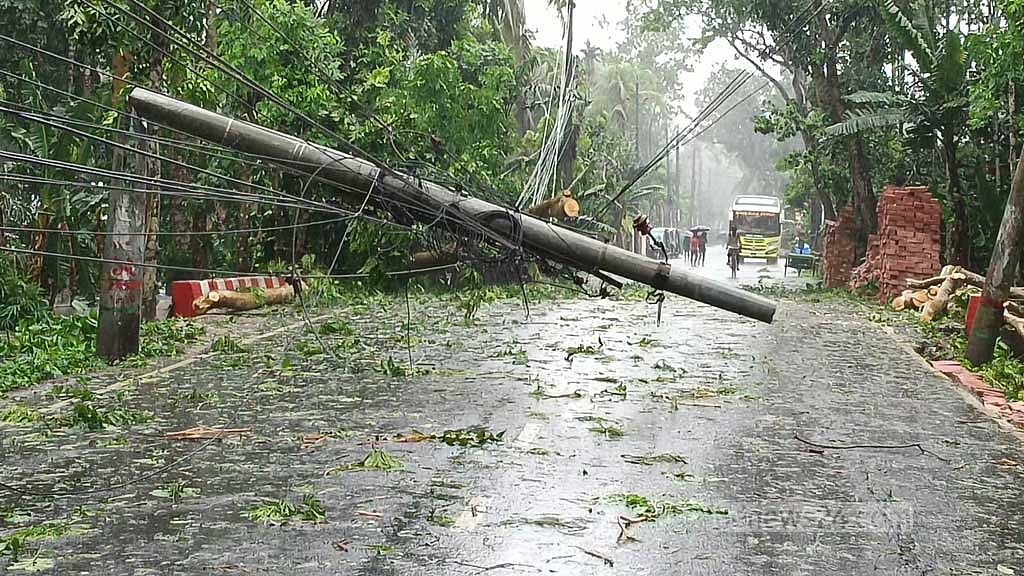 বাড়িঘর, সড়ক, উপকূলীয় বাঁধের পাশাপাশি বিদ্যুৎ অবকাঠামোরও ব্যাপক ক্ষতি করেছে রেমাল