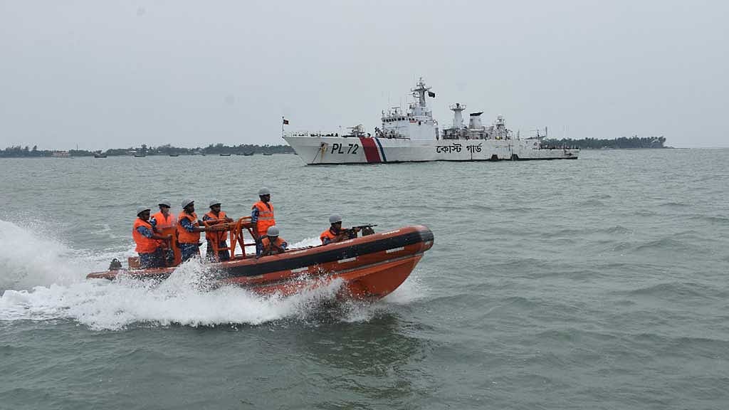 সেন্ট মার্টিনের কাছে বাংলাদেশের সমুদ্রসীমায় টহল দিচ্ছে কোস্টগার্ডের জাহাজ। ছবি: আইএসপিআর।