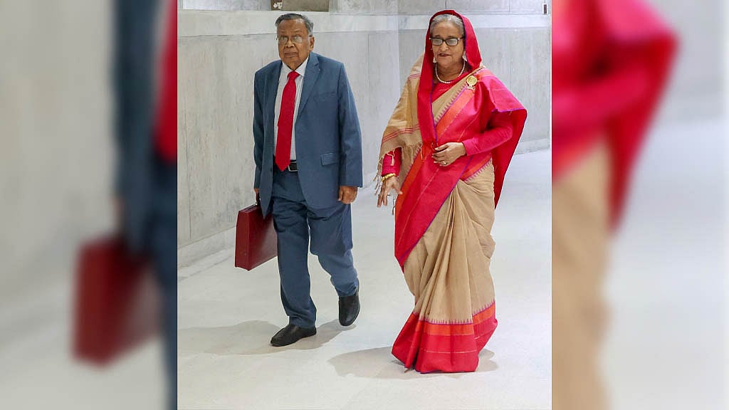 ৬ জুন বাজেট ঘোষণার আগে প্রধানমন্ত্রী শেখ হাসিনার সঙ্গে সংসদের অধিবেশন কক্ষে প্রবেশ করেন অর্থমন্ত্রী আবুল হাসান মাহমুদ আলী। 