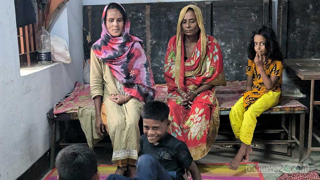 সুনামগঞ্জের ছাতক পাল্প অ্যান্ড পেপার মিল হাইস্কুল আশ্রয়কেন্দ্রে আসা একটি পরিবারের সদস্যরা। ছবিটি বৃহস্পতিবার বিকালে তোলা। 