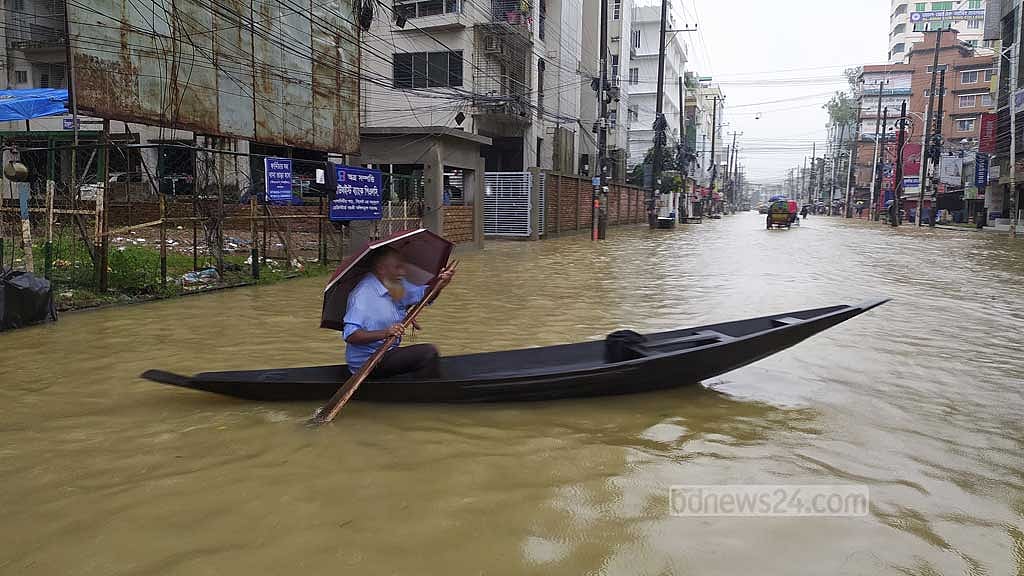সিলেট নগরীর উপশহরের প্রধান সড়কে নৌকাই এখন ভরসা।