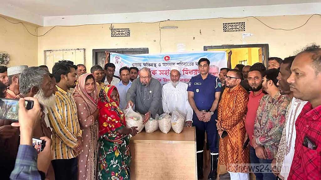 বৃহস্পতিবার গোয়াইনঘাটের নন্দিরগাঁও ইউনিয়নে শুকনো খাবার বিতরণ করেন সিলেট-৪ আসনের সংসদ সদস্য ইমরান আহমেদ।
