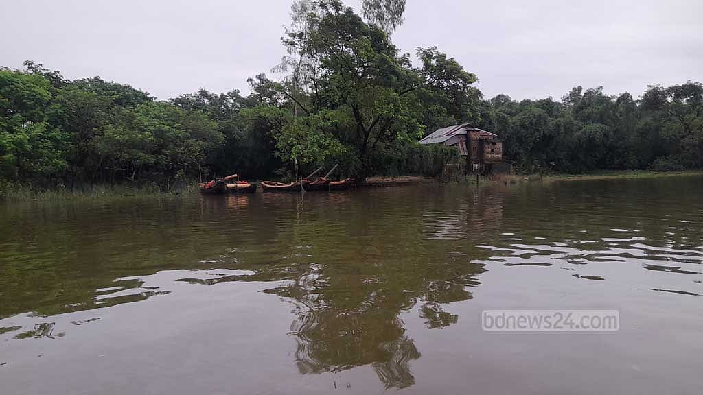  সিলেটের গোয়াইনঘাট উপজেলার পশ্চিম জাফলং ইউনিয়নের হাদারপাড় গ্রামের উত্তর পাড়ে বাঁধা ড্রেজার বসানো নৌকা। 
