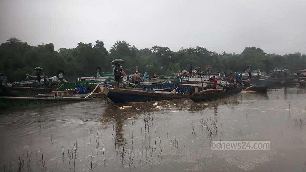 সিলেটের গোয়াইনঘাট উপজেলার পশ্চিম জাফলং ইউনিয়নের মোনাইকান্দি গ্রামের পাশের পিয়াইন নদীতে ড্রেজার দিয়ে বালু তুলে নৌকায় ভরা হচ্ছে। ছবিটি ভোরবেলায় তোলা।  