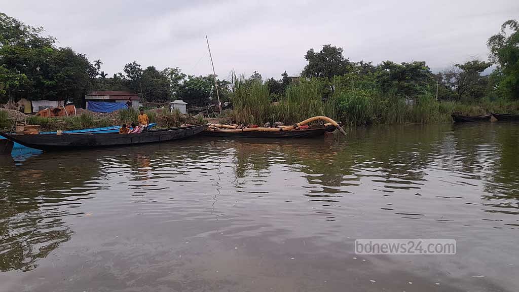 সিলেটের গোয়াইনঘাট উপজেলার পশ্চিম জাফলং ইউনিয়নের হাদারপাড় গ্রামের পাশের পিয়াইন নদীর ঘাটে রাখা ড্রেজার।