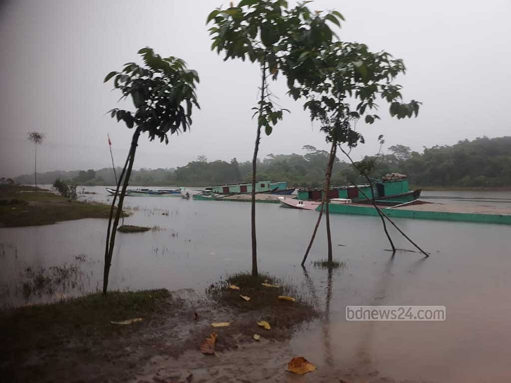 সিলেটের গোয়াইনঘাট উপজেলা পশ্চিম জাফলং ইউনিয়নের মোনাইকান্দি গ্রামের পাশের পিয়াইন নদী থেকে ড্রেজার দিয়ে বালু নৌকায় ভরে নিয়ে যাওয়া হচ্ছে। ছবিটি ভোরবেলা তোলা। 