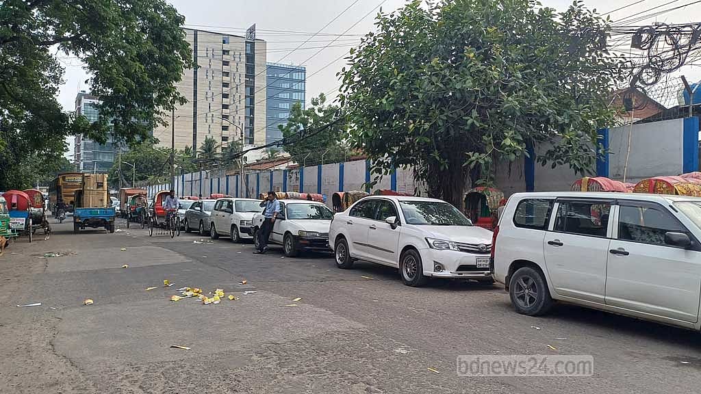 গ্যাসের চাপ না থাকায় ফিলিং স্টেশনের গাড়ির লাইন যাচ্ছে বহুদূর।