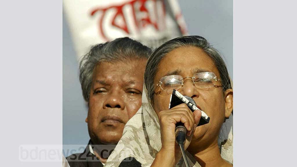 ২০০৪ সালের ২১ অগাস্ট বঙ্গবন্ধু এভিনিউয়ে শেখ হাসিনার ভাষণ শেষ হওয়ার সঙ্গে সঙ্গে শুরু হয় গ্রেনেড হামলা