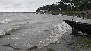 Bangladesh put on cyclone alert