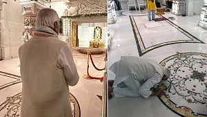 রাম মন্দিরে মূর্তিকে প্রণাম করলেন কেরালার গভর্নর আরিফ মোহাম্মদ খান