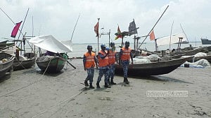 উপকূলীয় এলাকায় নৌযান চলাচল বন্ধের নির্দেশ