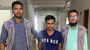 ইংরেজিতে ‘পটু’ জাহাজের খালাসীর ‘প্রকৌশলী’ পরিচয়ে বিয়ে, অতঃপর