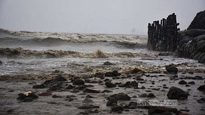 উপকূল অতিক্রম করছে প্রবল ঘূর্ণিঝড় ‘রেমাল’
