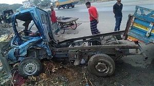 যাত্রাবাড়ীতে বাস ও পিক-আপের সংঘর্ষে নিহত ২
