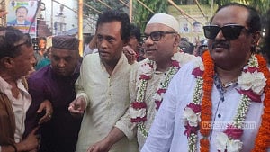 মিশা-ডিপজল কমিটির দায়িত্ব পালনে নিষেধাজ্ঞা চেয়ে অভিনেত্রী নিপুণের রিট