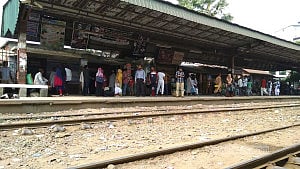 নারায়ণগঞ্জে ট্রেনের ছাদ থেকে পড়ে একজন নিহত