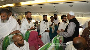 ৪১৫ যাত্রী নিয়ে সৌদি গেল প্রথম হজ ফ্লাইট