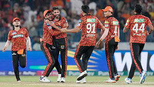 শেষ বলে উইকেট ভুবনেশ্বরের, ১ রানের জয় হায়দরাবাদের