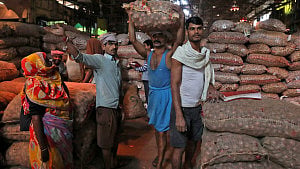 পেঁয়াজ রপ্তানিতে নিষেধাজ্ঞা তুলল ভারত