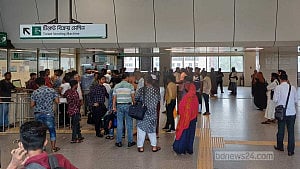 বিদ্যুৎ বিভ্রাটে মেট্রোরেল চলাচলে বিঘ্ন