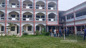 আড়াইহাজার উপজেলায় জাল ও প্রকাশ্যে ভোটের অভিযোগ