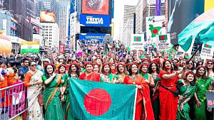 টাইমস স্কয়ারে শাড়ি প্রদর্শনীতে বাংলাদেশি নারীরা
