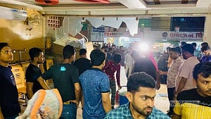 নোয়াখালীতে ভুল চিকিৎসায় প্রসূতি-নবজাতকের মৃত্যুর অভিযোগ, হাসপাতালে ভাঙচুর