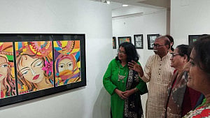 মাহফুজার রংতুলিতে পাখি, প্রকৃতি আর নারীর জীবনের গল্প