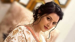 দত্তক নিয়ে মেয়ের মা হলেন পরীমনি